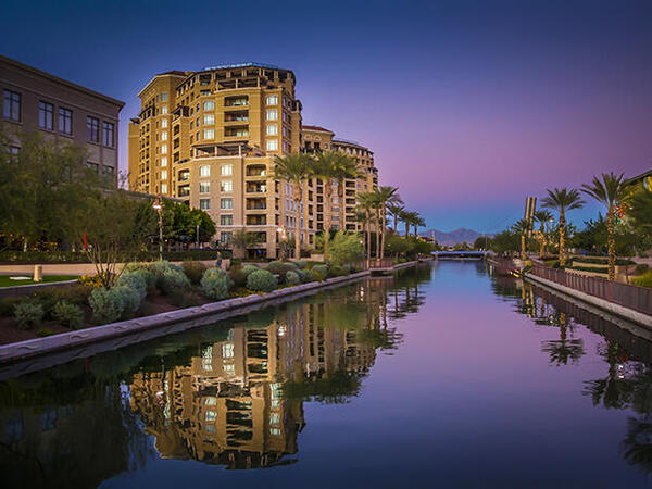 A city scene in Tempe, Arizona with large office buildings in front of Tempe Town Lake.