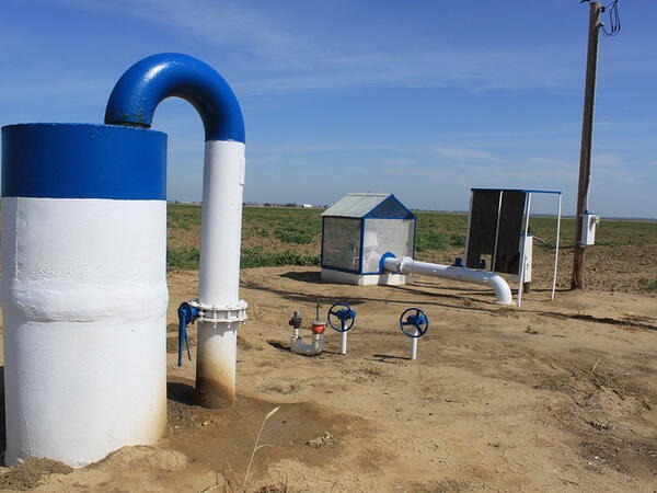 Groundwater pump Central Valley Credit: Chris 'Maven' Austin